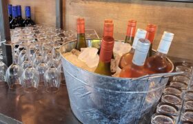 wijn in zinken tijl met ijs Alc drank arrangement